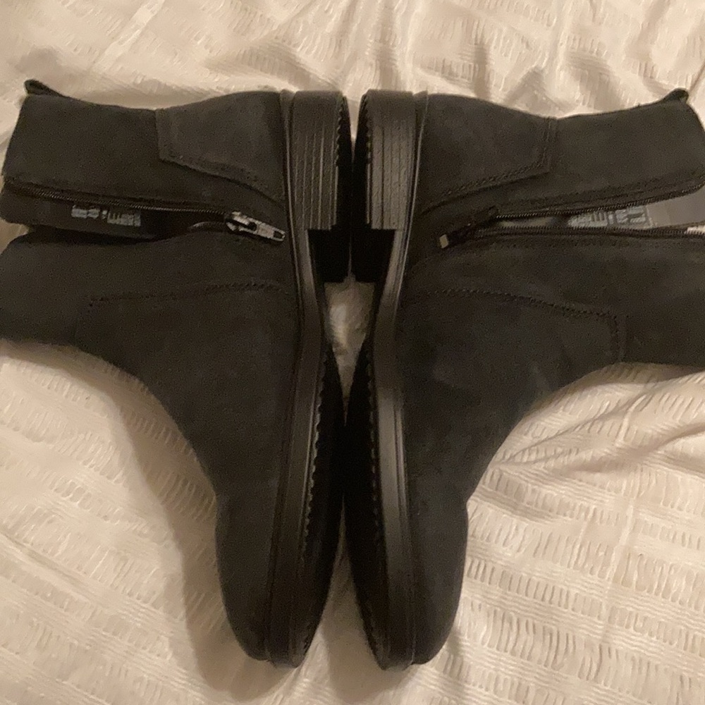 Ladies Suede boots. Great condition.?lightly used. No scuffs.